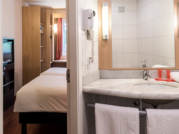 Ibis-Larco-Hotel-bathroom