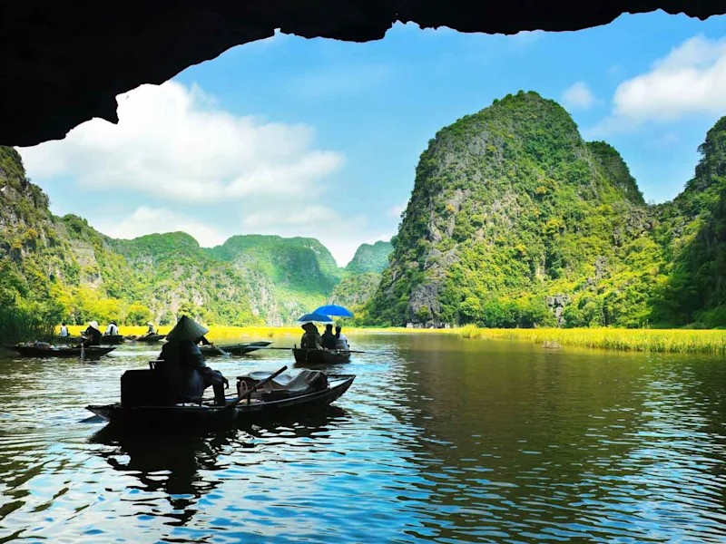 ha-long-bay-cat-ba-island-vietnam-cave