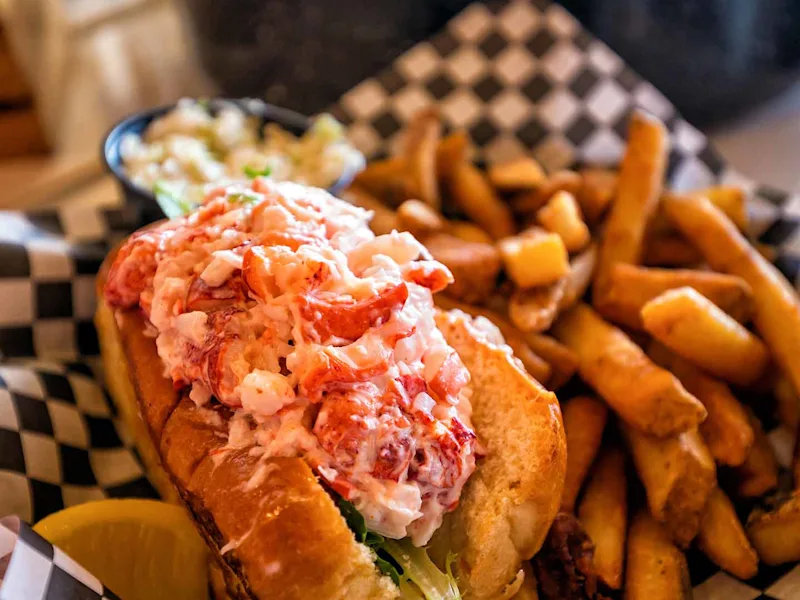 day2-boston-lobster-roll-eastern-usa-and-canada-escape