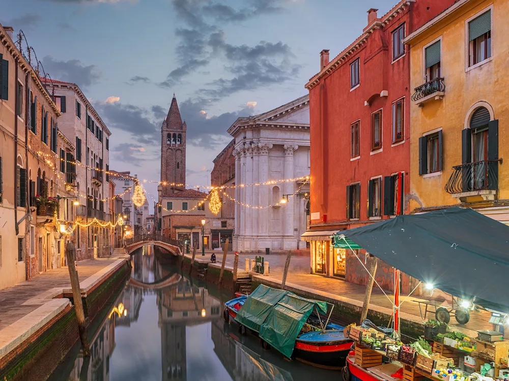 Venice-italy-canal-christmas-lights-swiper-hero-gallery