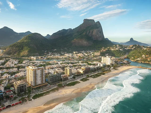 Barra-da-Tijuca-Beach-swiper-hero-gallery