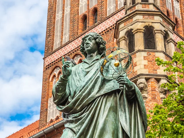 torun-poland-kopernik-astronomer-statue-swiper-hero-gallery