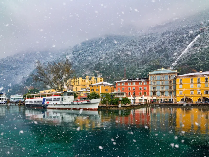 beautiful-lake-garda-surrounded