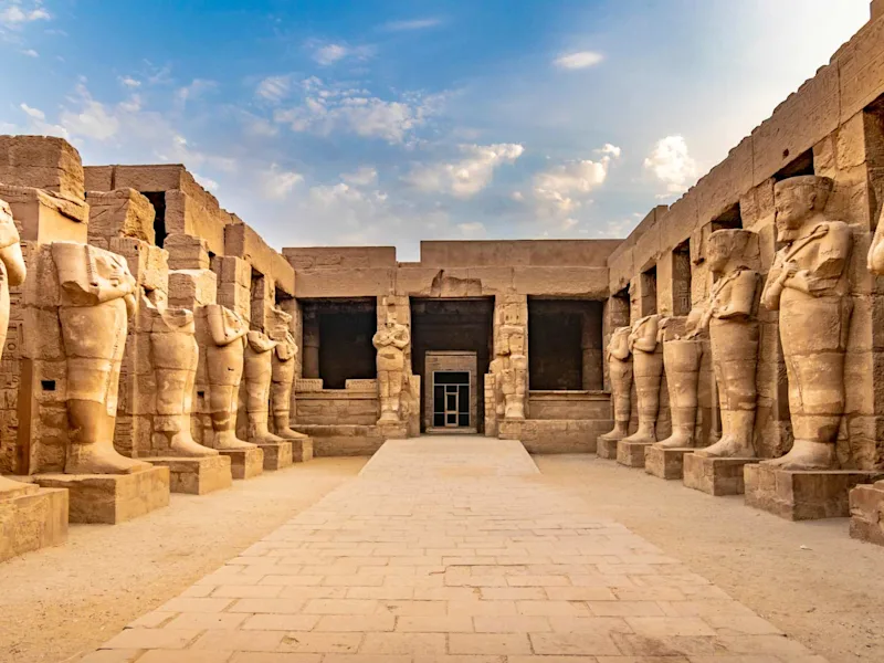 karnak-temple-sculptures-of-pharaohs-luxor