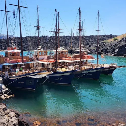 santorini-greece-boats-instagram-_scouserandherlittleoneexplore