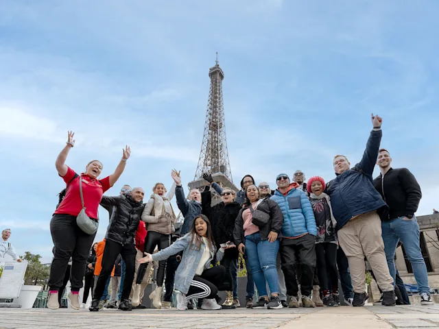 paris-france-expat-explore-group-eiffel-tower-swiper-hero-gallery