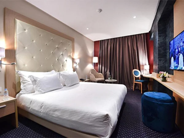 flower-town-hotel-room