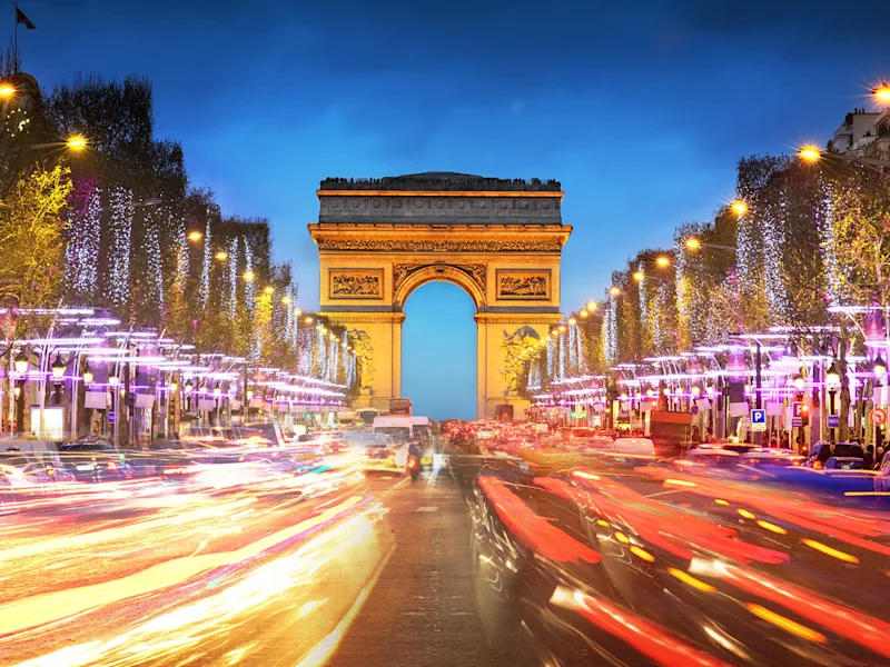 france-paris-arc-de-triophe-festive-winter-night