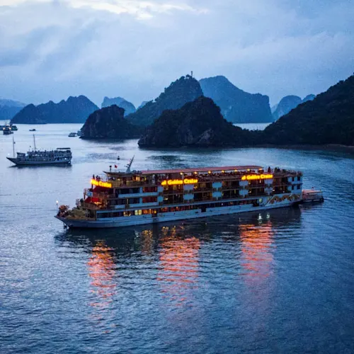 ha-long-bay-vietnam-_jamie_abroad