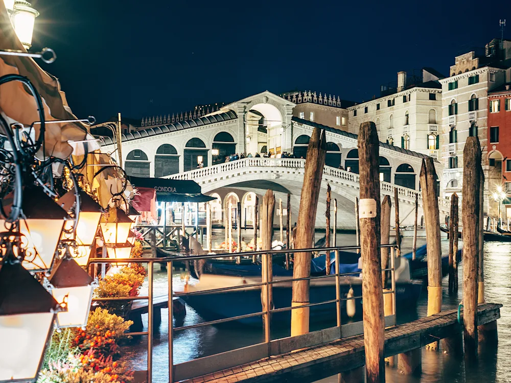 rialto-bridge-venice-christmas-swiper-hero-gallery