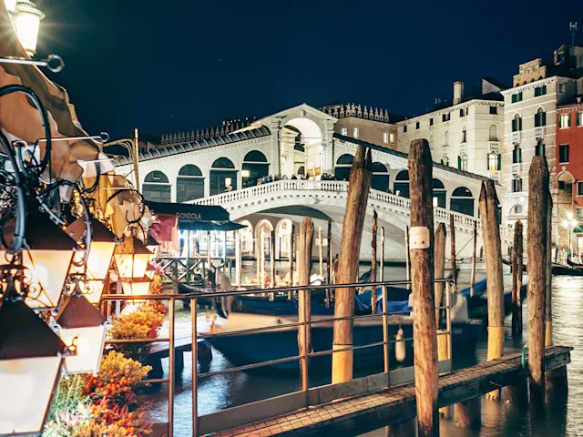rialto-bridge-venice-christmas-swiper-hero-gallery