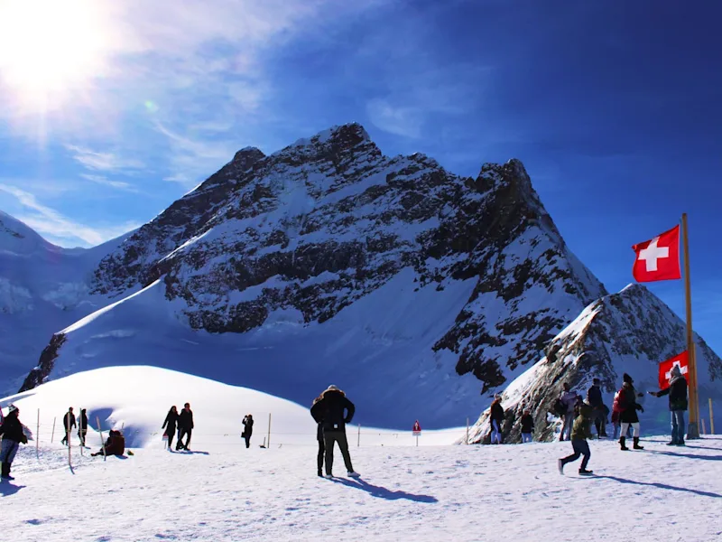 Snow-on-mountains-and-Swiss-flag-with-mountain-background.-Snowy-summit-with-deep-blue-sky-on-a-sunny-day-in-Jungfrau-region-8