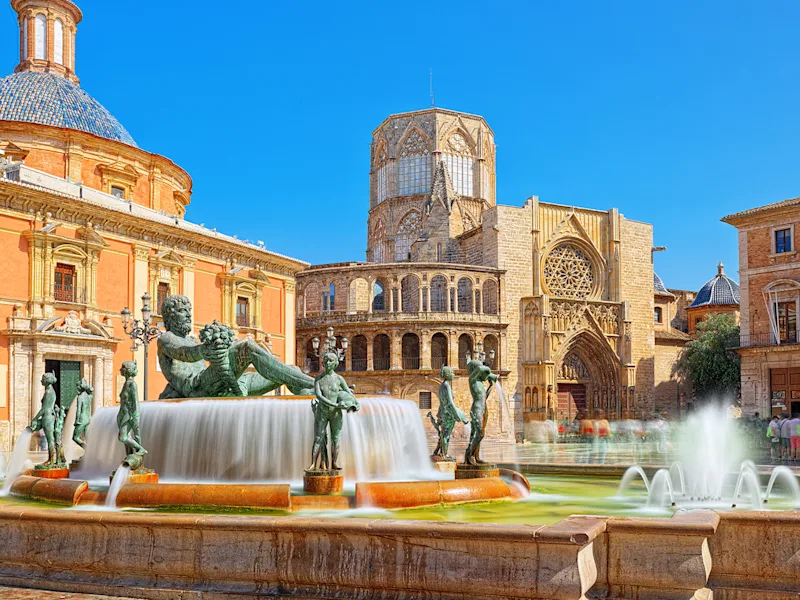 valenica-spain-fountain-rio-turia-cathendral-square