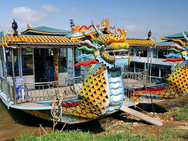 Vietnam-Perfume-River-on-a-Dragon-boat