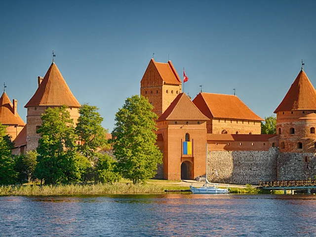 Trakai-Lithuanua-Island-Castle-swiper-hero-gallery