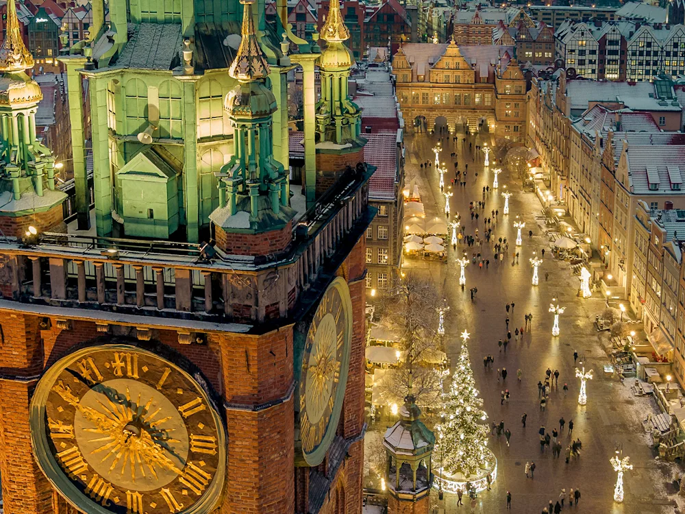 gdansk-poland-town-hall-tower-christmas-winter-swiper-hero-gallery