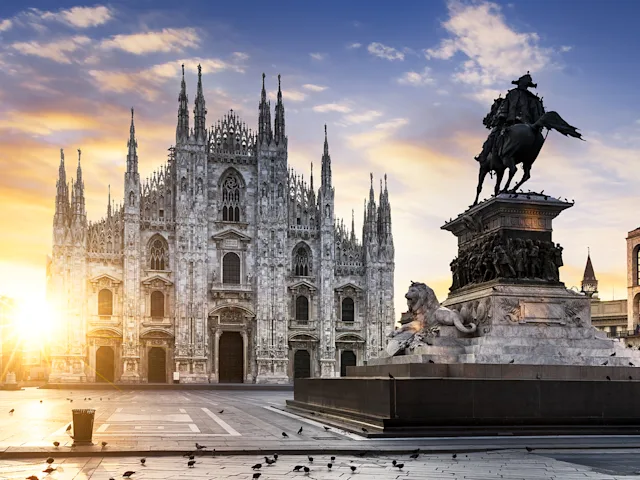 Duomo-di-Milan-square-Italy