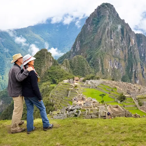 tourist-Couple-looking-at-the-Lost-city-of-the-Incas-Machu-Picchu-Peru-_expatexplore