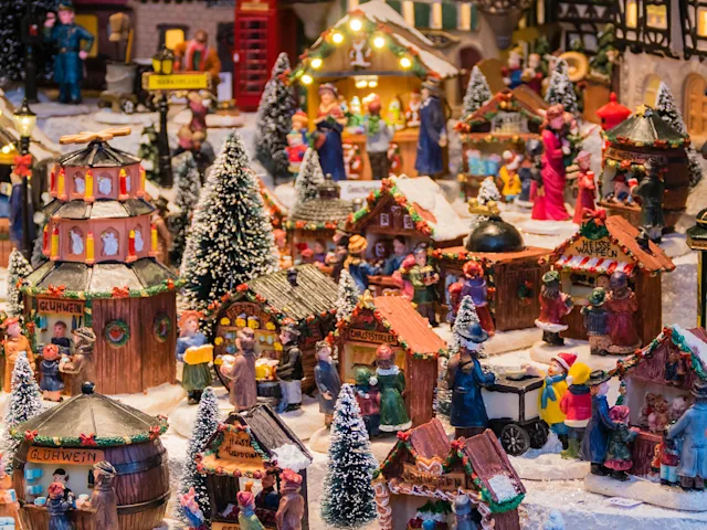 christmas-market-miniature-houses-swiper-hero-gallery
