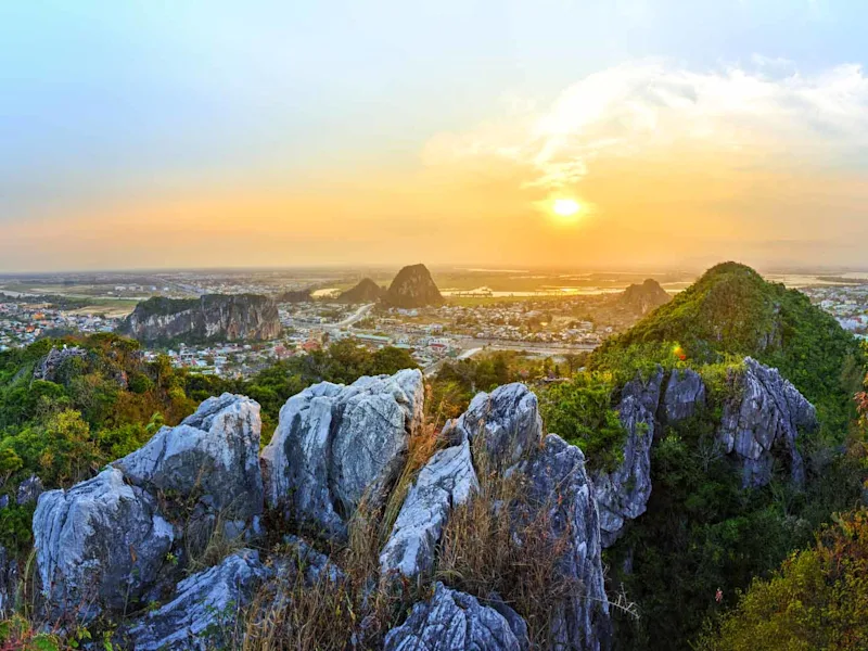 Hui-Son-and-Kim-Son-mountains-Marble-mountains-Vietnam
