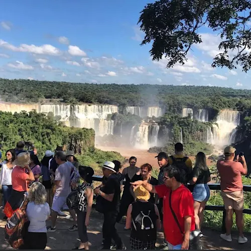 iguazu-falls-brazil-argentina-guided-tour-_zemaexpatleader
