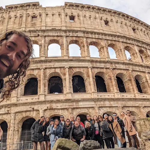 italy-rome-colosseum-winter-festive-christmas-group-instagram-_tourguideluke_