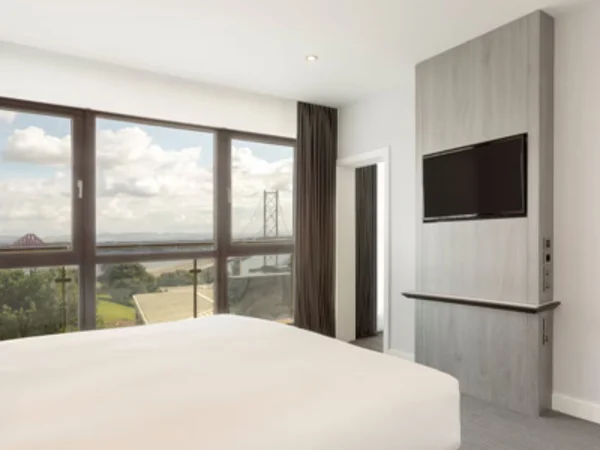 doubletree-hilton-edinburgh-queensferry-crossing-room