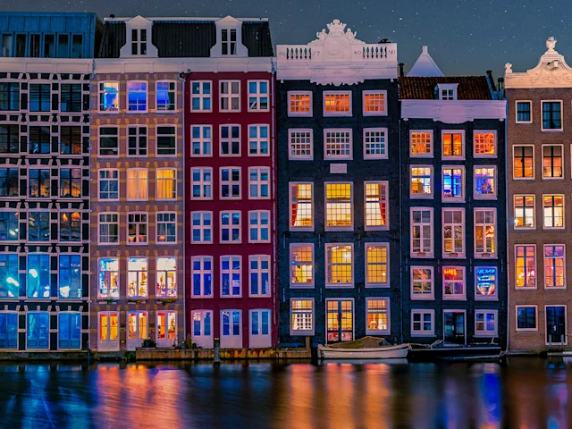 amsterdam-canal-historical-houses-netherlands-winter-swiper-hero-gallery