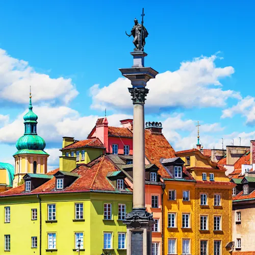 Scenic-summer-view-of-Castle-Square-ancient-architecture-with-Sigismund-column-in-the-Old-Town-in-Warsaw-Poland-