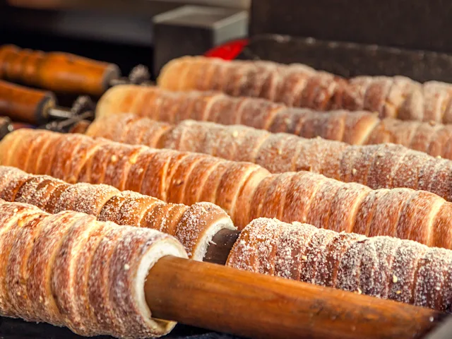 trdelnik-cake-christmas-market-prague-czech-republic-swiper-hero-gallery