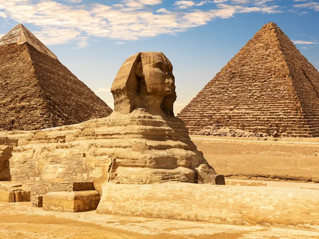 great-sphinx-between-khafre-menkaure-pyramids-giza-cairo-egypt-swiper-hero-gallery