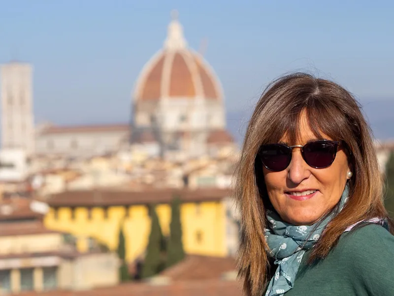 tourist-in-florence-italy-guided-tour-vacation-duomo-background