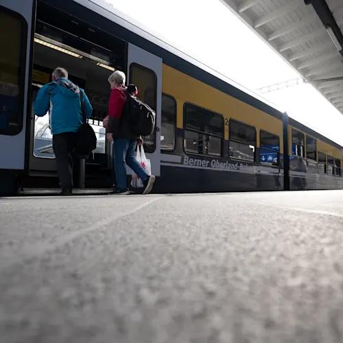 train-interlaken-jungfrau-region-switzerland-_geonburden