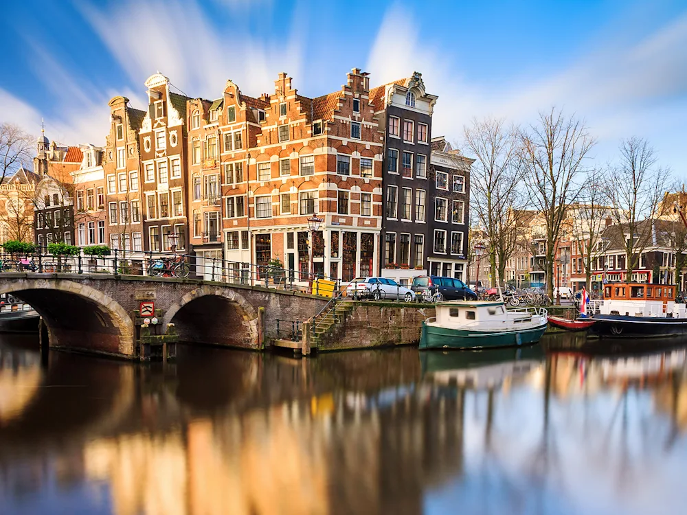 Amsterdam-Canals-winter-boat-swiper-hero-gallery