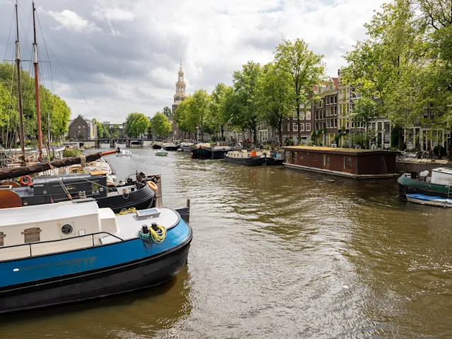 Amsterdam-canal-view-boats
