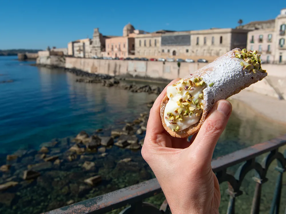 cannoli-pastry-syracuse-italy-swiper-hero-gallery
