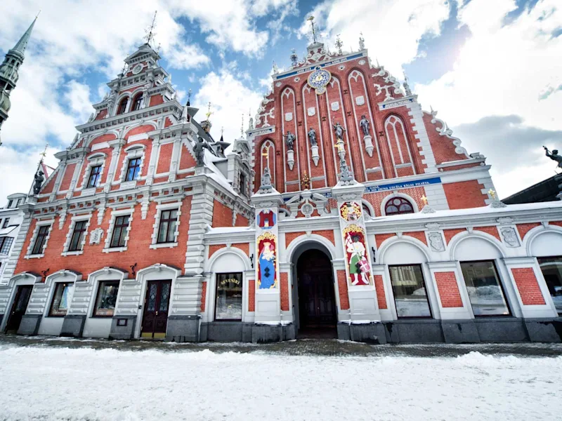 house-of-blackheads-st-peters-church-old-town-riga