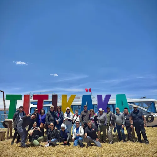 floating-island-peru-lake-titicaca-group-photo-instagram-_expatexplore