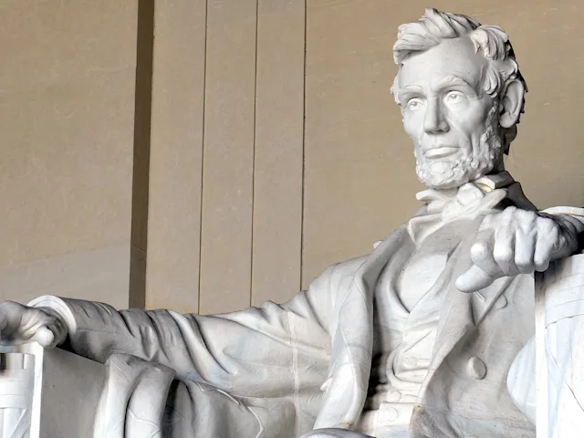 Lincoln-statue-washington-dc-swiper-hero-gallery