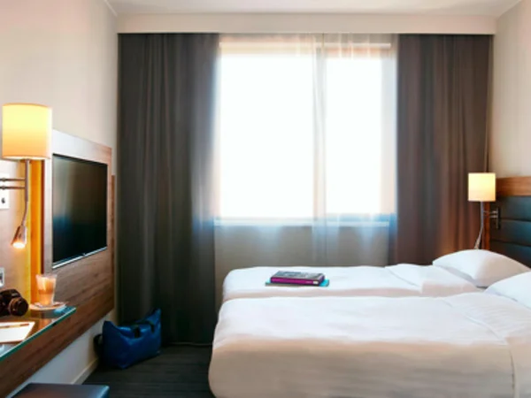 moxy-berlin-ostbahnhof-room