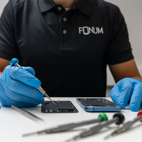 Fonum-asiantuntija korjaa puhelinta