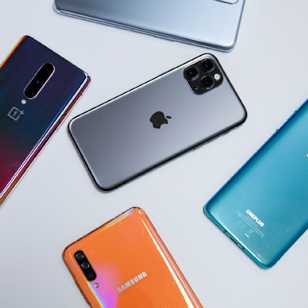 Apple, OnePlus ja Samsung -puhelimia