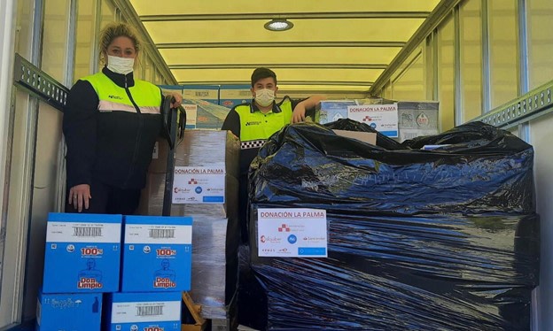 Personal de Emercam junto a las donaciones, incluyendo los artículos de P&G, viajando a La Palma