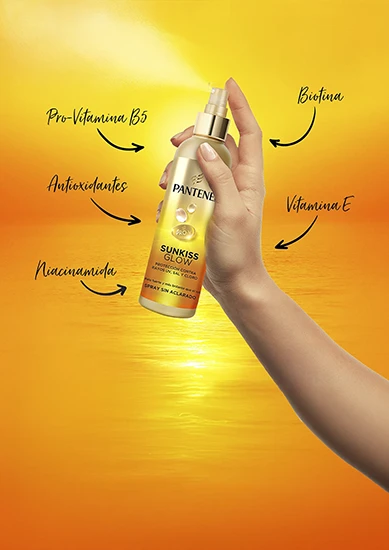 Mano sosteniendo el SUNKISS GLOW de Pantene