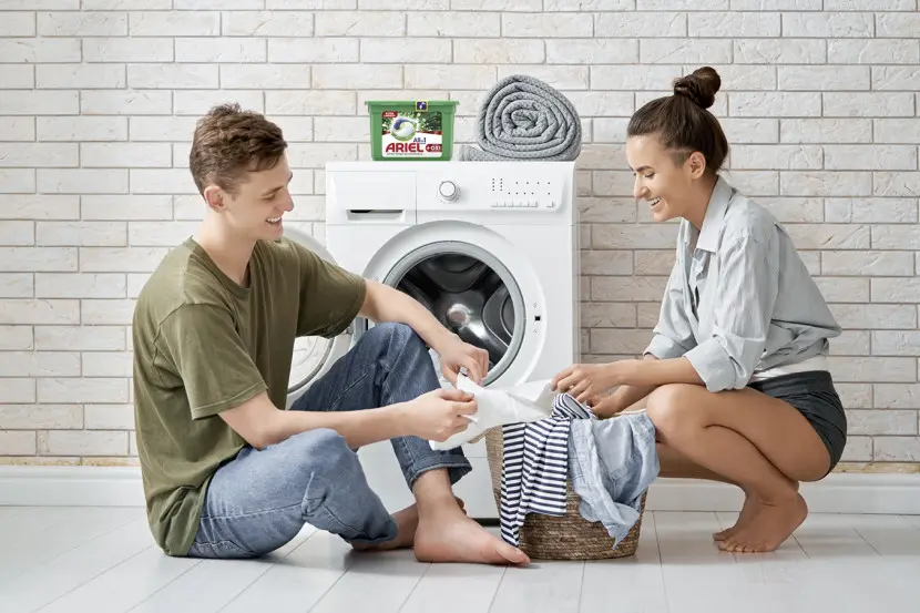  Hombre y mujer lavando la ropa con producto Ariel