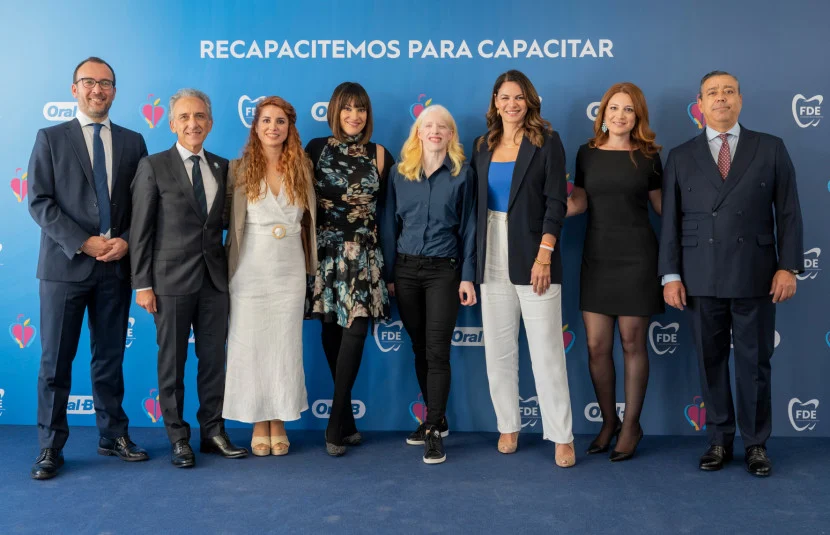 Foto grupal en evento de campaña Oral “Recapacitemos Para Capacitar”