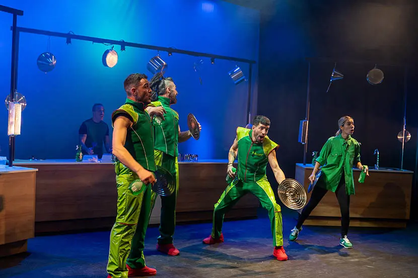 Chicos y chica haciendo percusión con motivo del lanzamiento de Fairy Spray