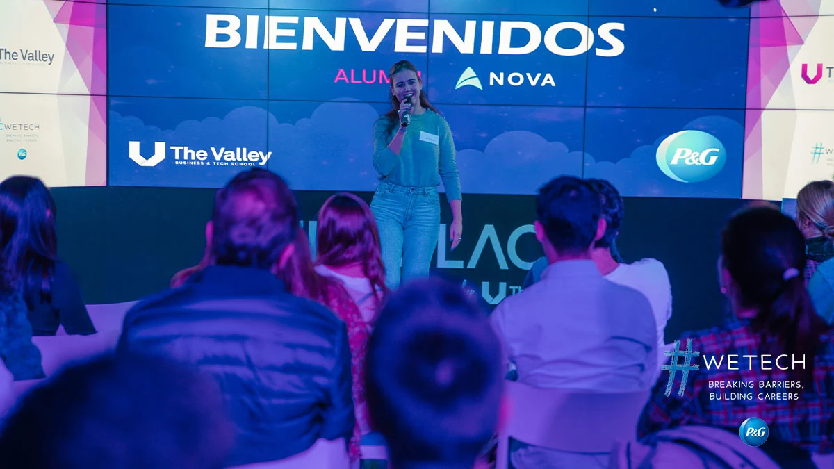 Mujer hablando en el escenario de WeTech