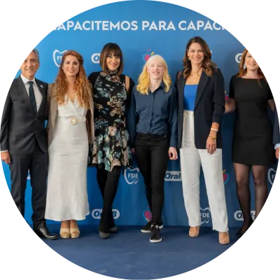 Foto grupal en evento de campaña Oral “Recapacitemos Para Capacitar”