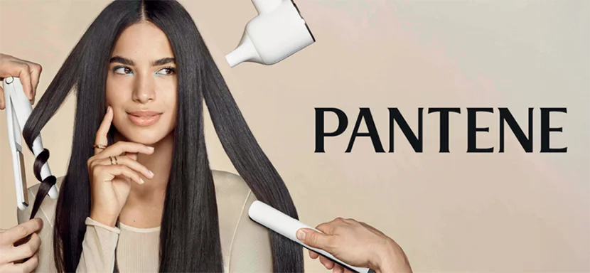 Modelo con cabello liso y brillante rodeada de herramientas de estilismo y el logotipo de Pantene.